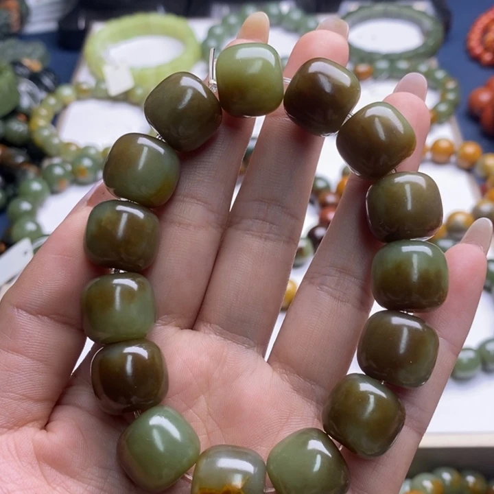 未镶嵌透闪石质玉珠宝奇石大**?