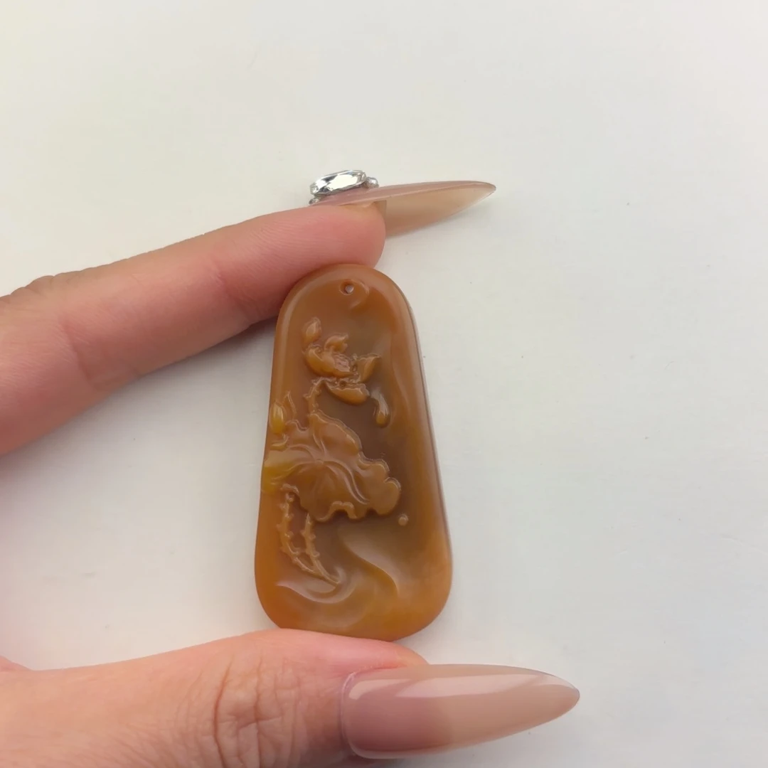 蜂***哥未镶嵌黄蜡石挂件石英质玉