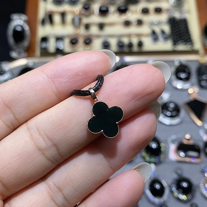 颈饰18K金镶嵌翡翠