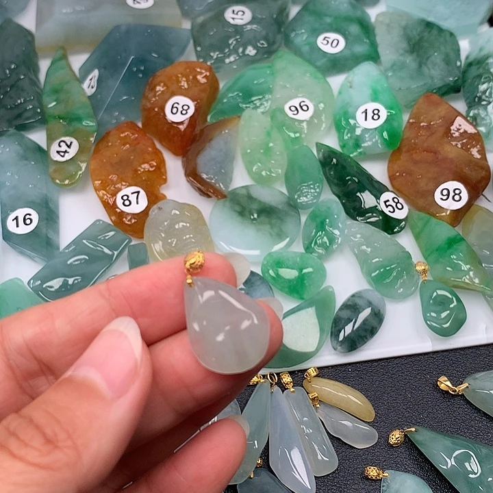 翡翠未镶嵌颈饰随型