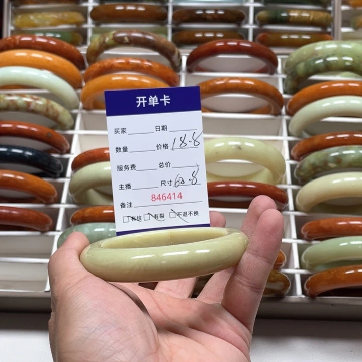 蛇纹石玉手镯未镶嵌有****兔