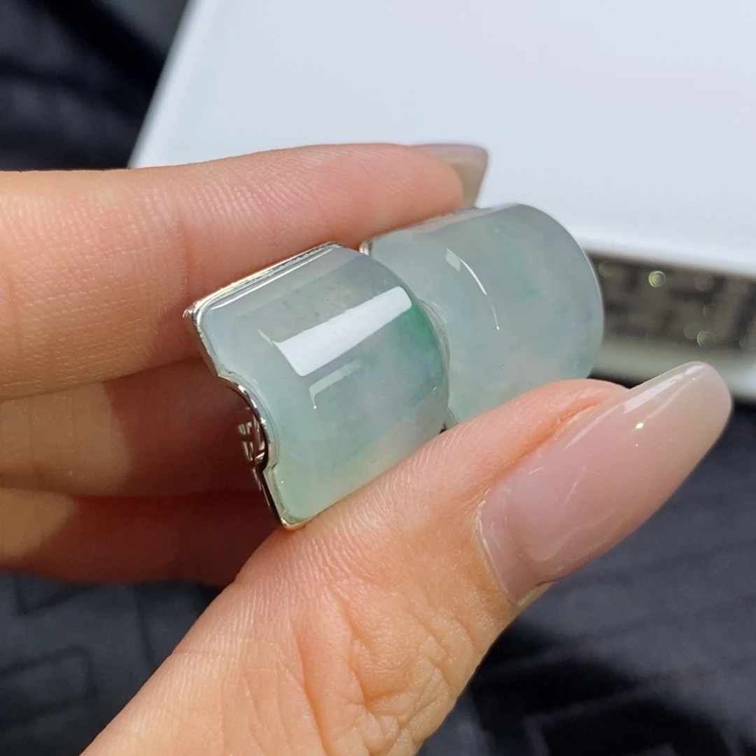 18K金镶嵌翡翠耳饰半圆耳包