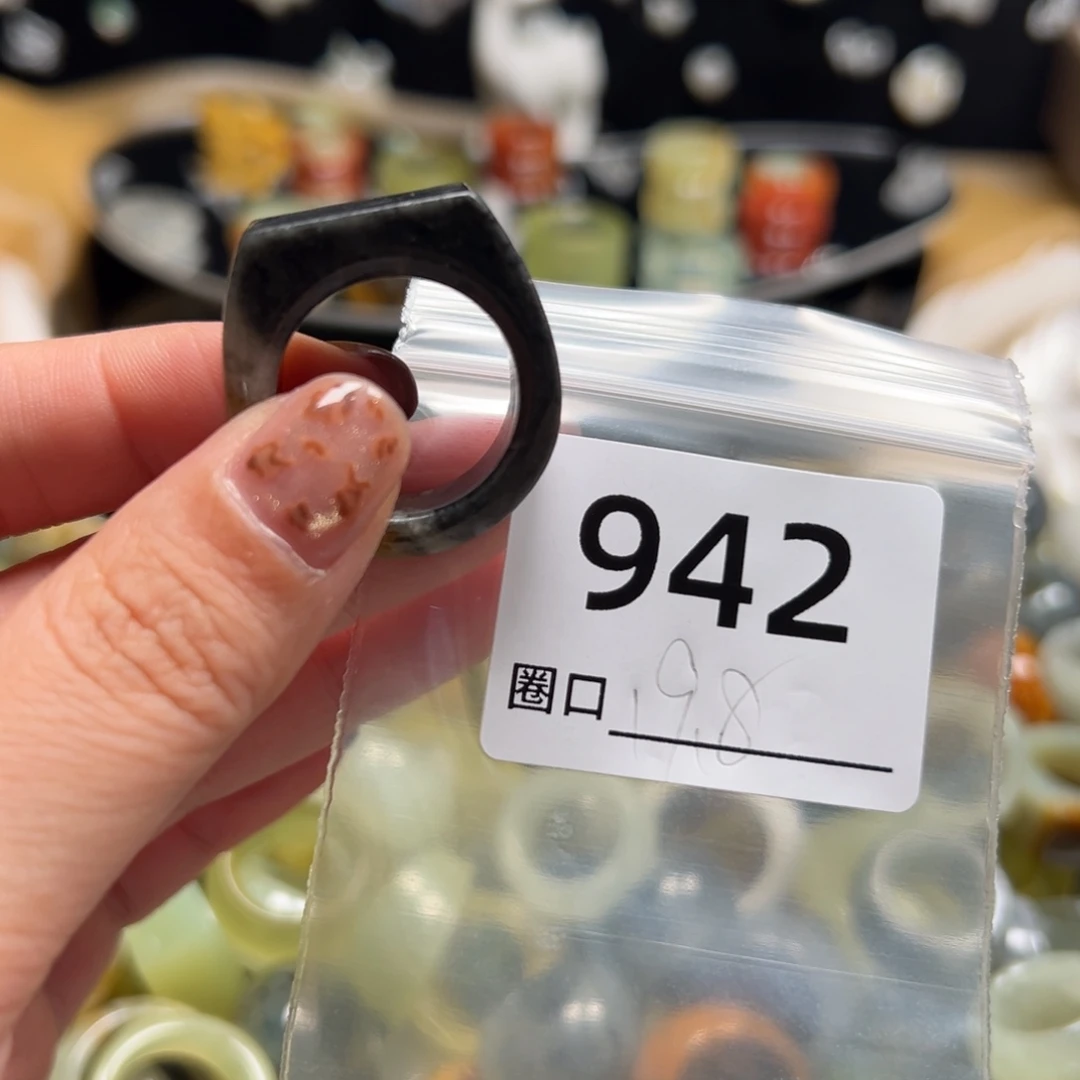 一***排蛇纹石玉未镶嵌戒指