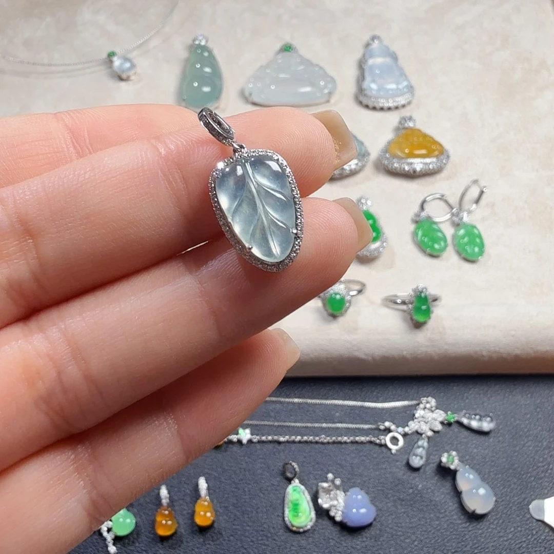 翡翠18K金镶嵌颈饰叶子