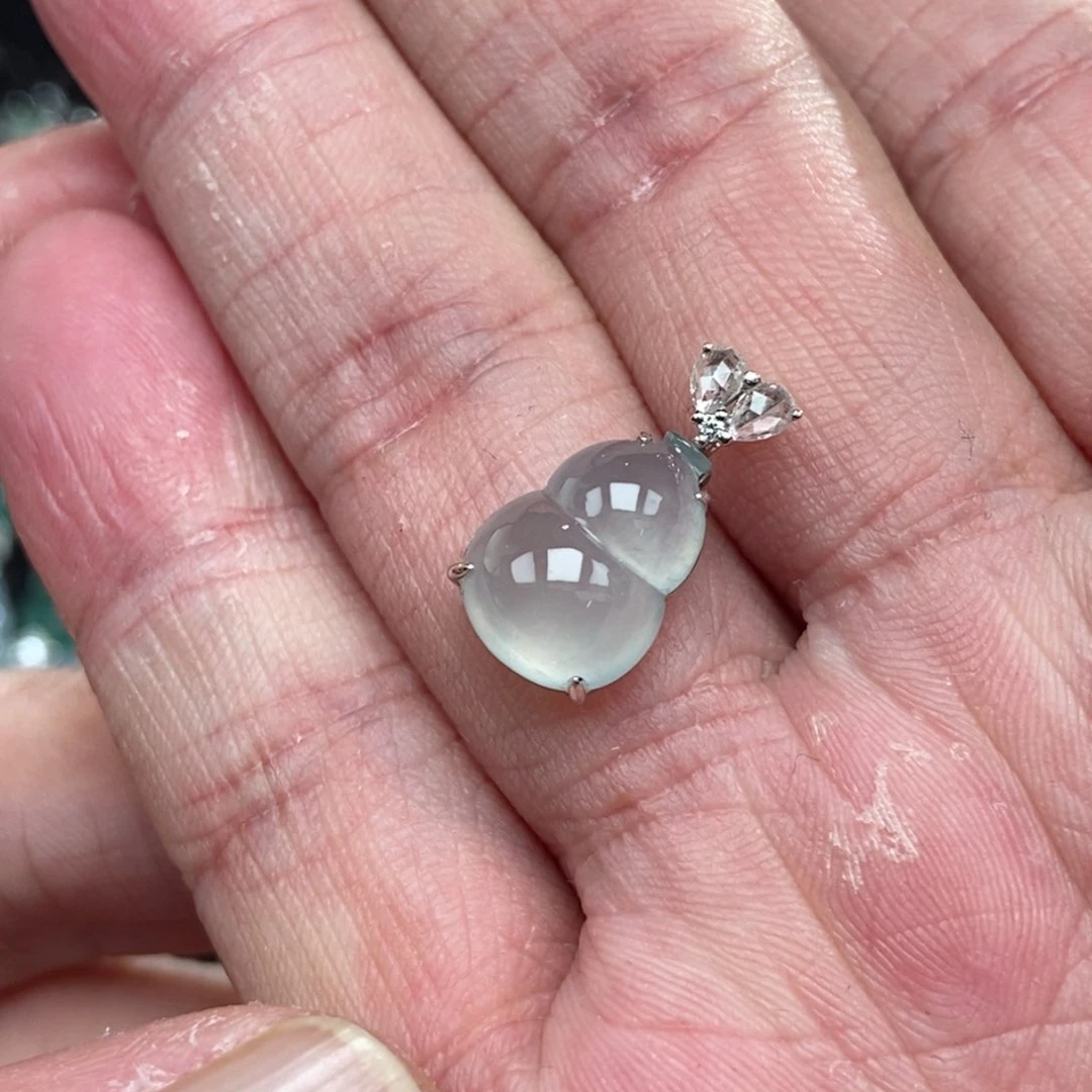 颈饰18K金镶嵌翡翠葫芦