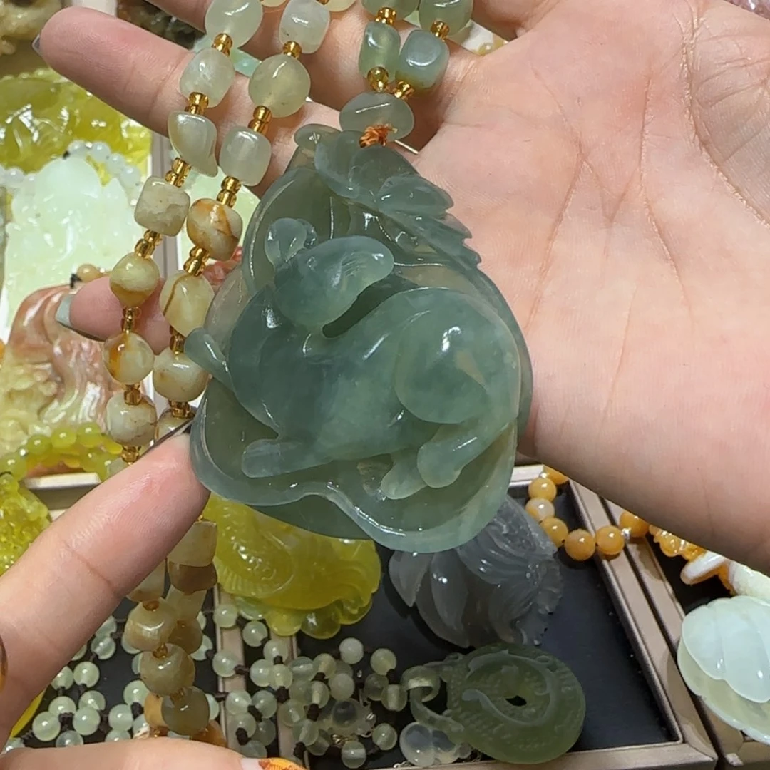 未镶嵌蛇纹石玉吊坠