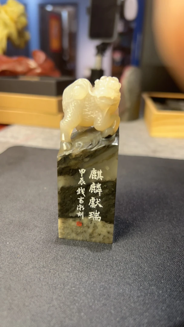 昌化水墨冻，颜色鲜艳，外观栩栩如生，雕功完美