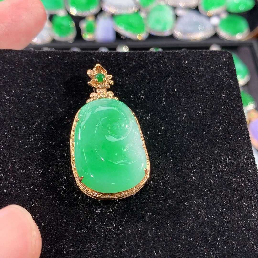 翡翠18K金镶嵌颈饰