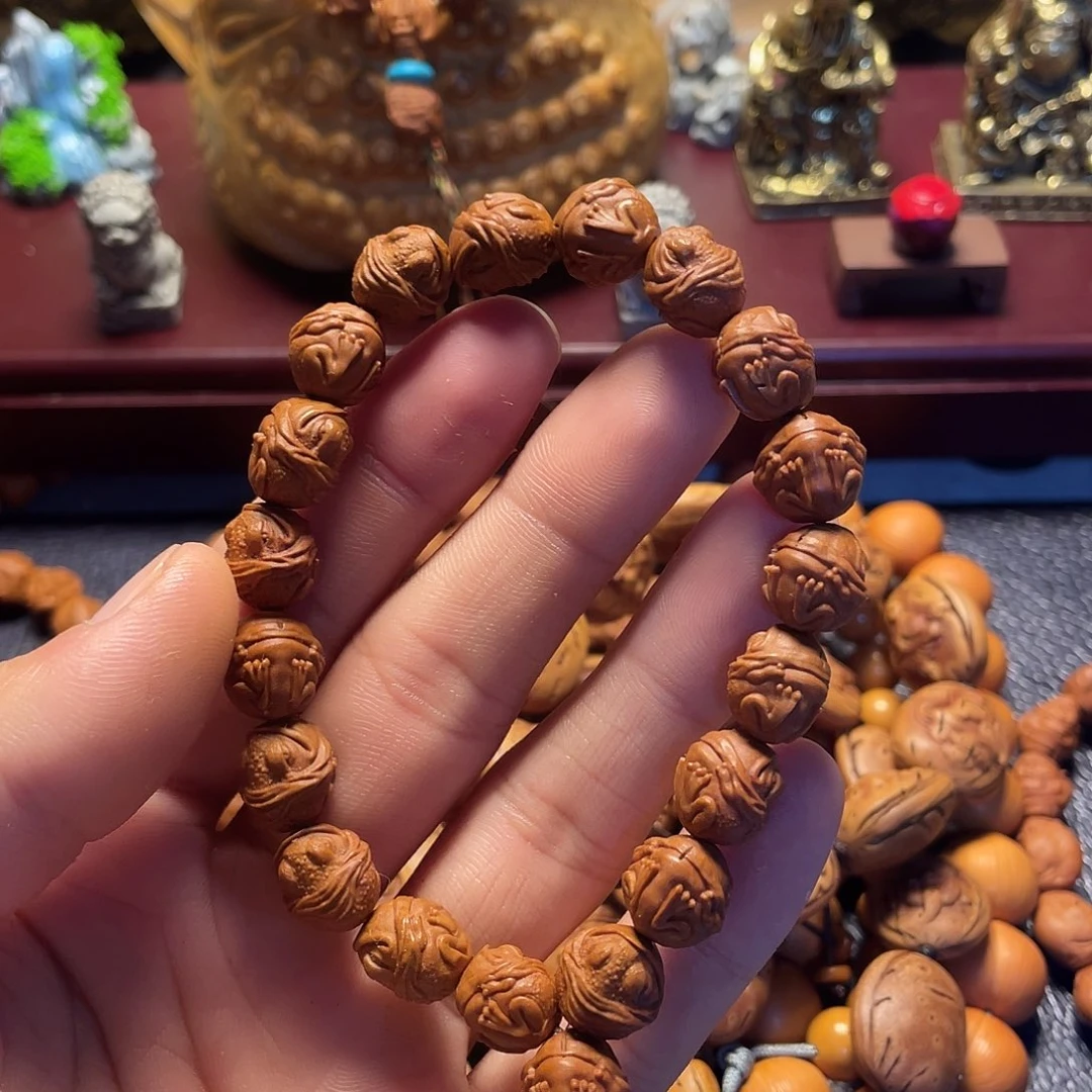 龙纹桃核雕刻吞金兽