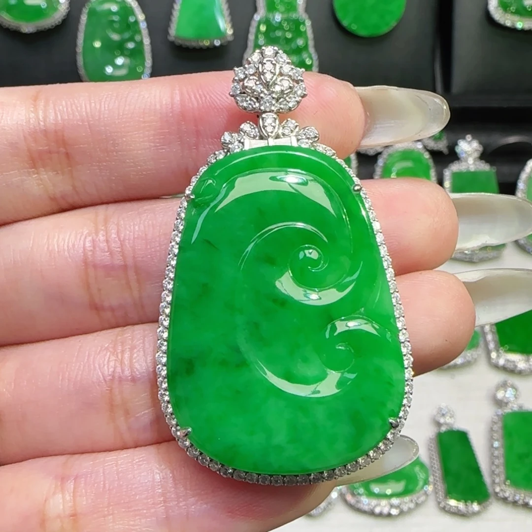 翡翠18K金镶嵌颈饰