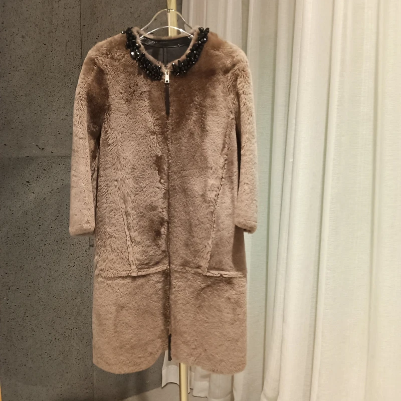 M6980 特！版衣卡其色领口黑色钉珠中长款皮衣外套  款号YP9387