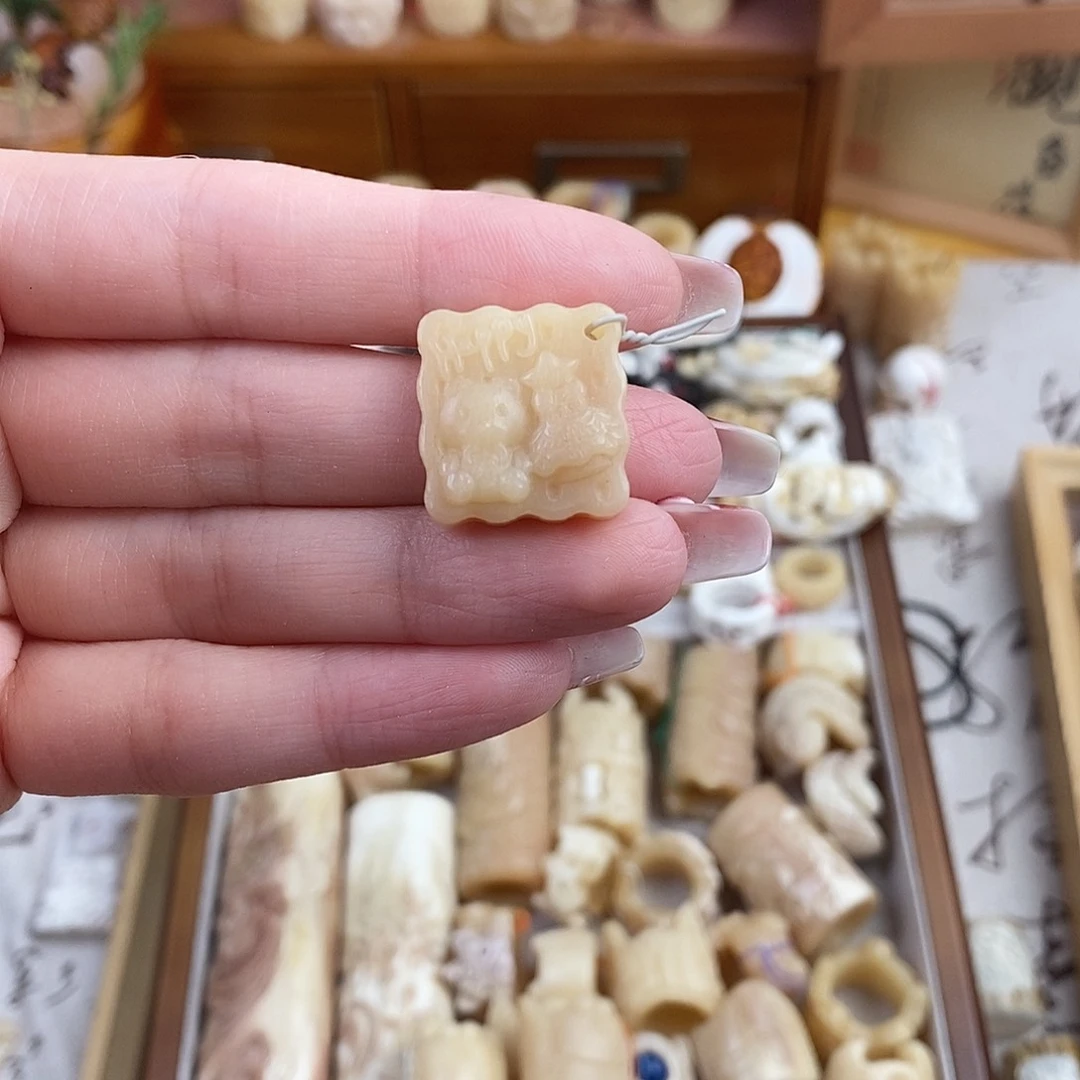 鹿骨把件九****?M18驼骨雕刻的小饼干