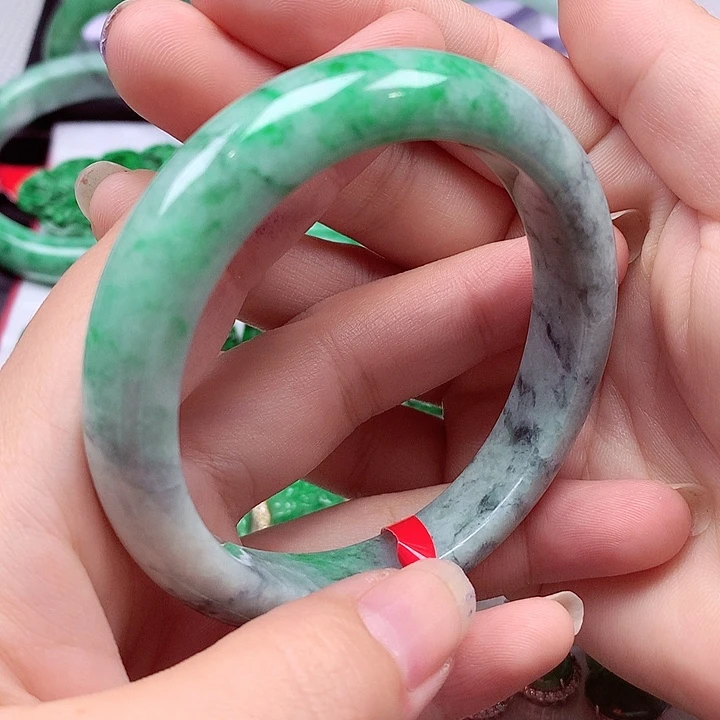 翡翠手镯未镶嵌翡翠手镯