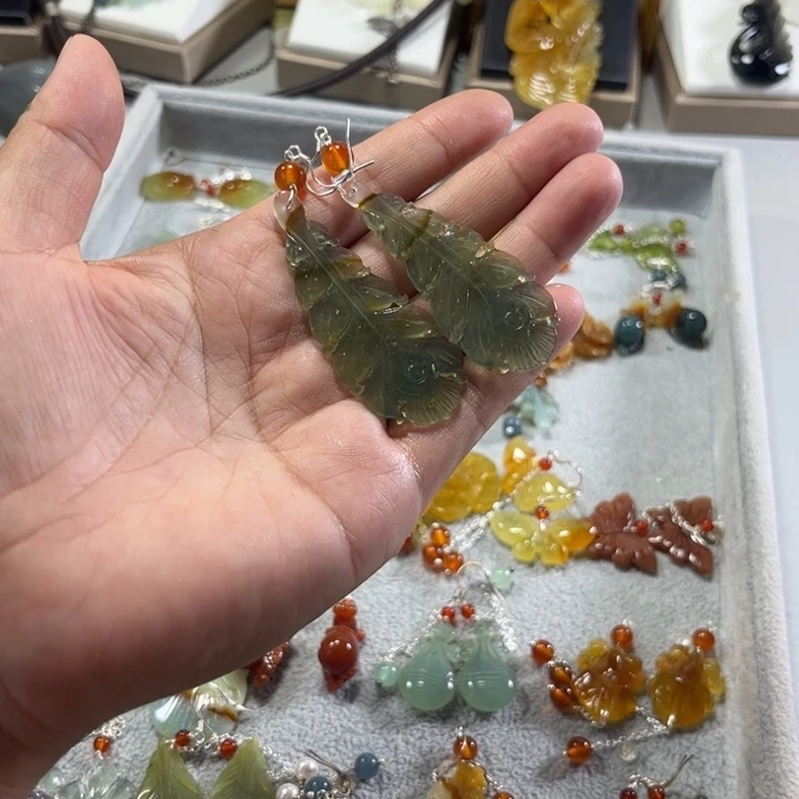蛇纹石玉合金耳饰