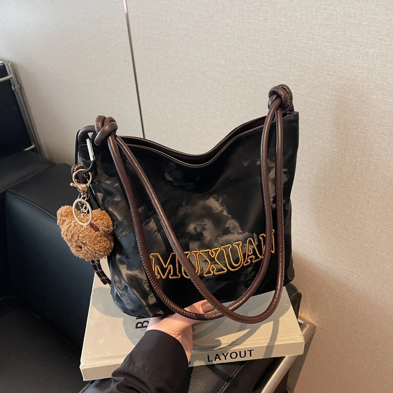 包包女新款时尚潮流手拎单肩小包包轻便百搭通勤韩版斜挎水桶包