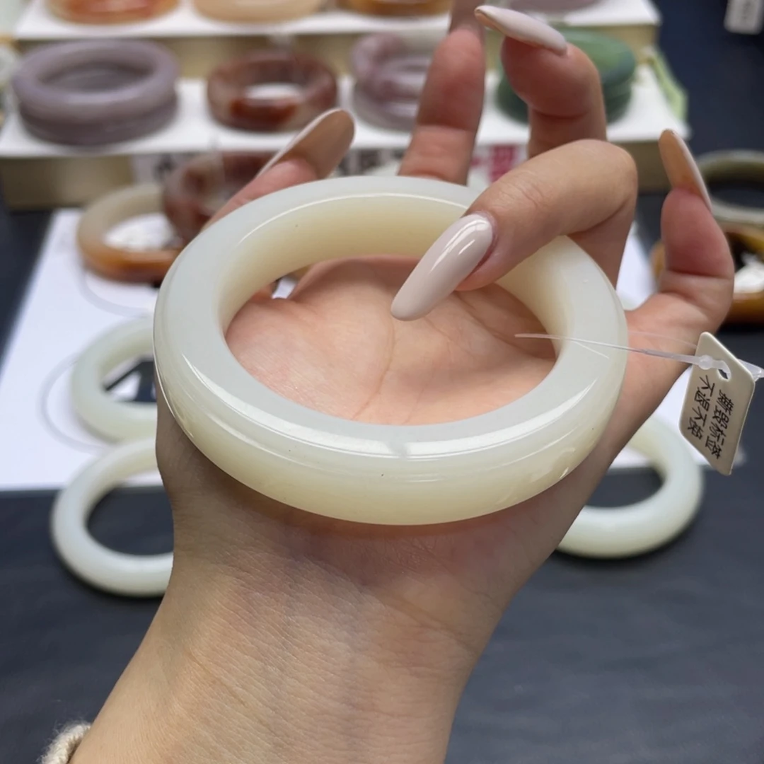 未镶嵌手镯石英质玉淡*