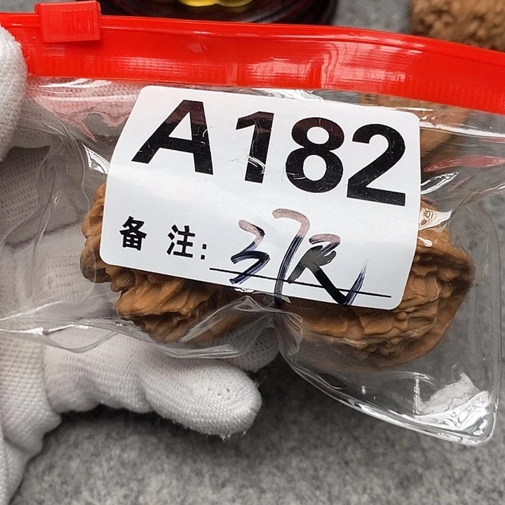 文玩核桃吊坠三棱