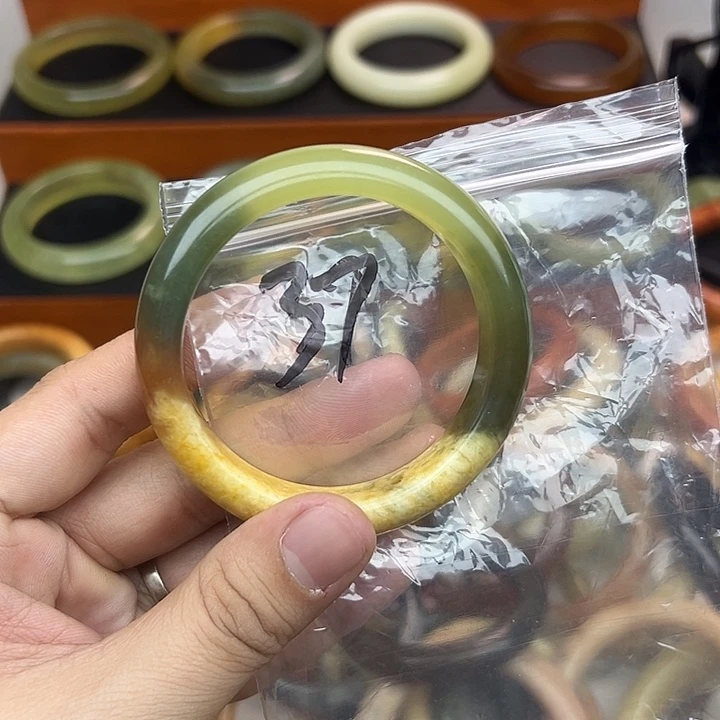 茈***烟蛇纹石玉未镶嵌手镯