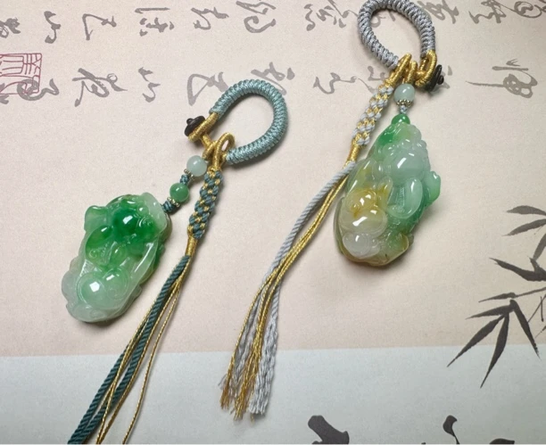 A30 冰种糯种黄加绿白底青春彩翡翠挂件吊坠男女多样性发货雕刻