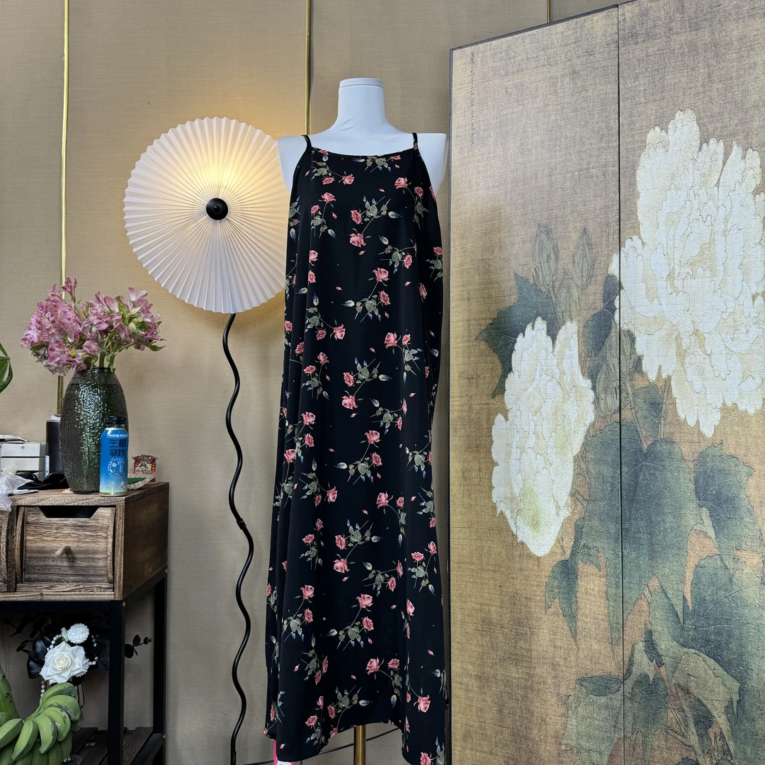 389缎面黑底带刺玫瑰吊带均码百搭