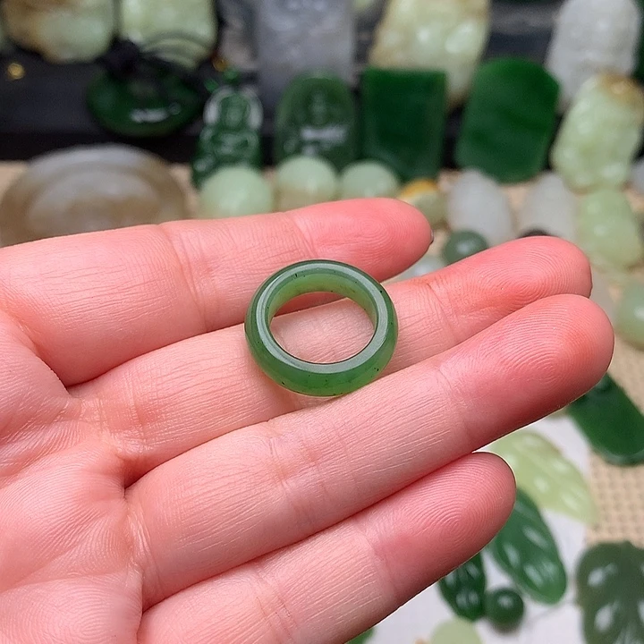 和田玉颈饰未镶嵌大**?