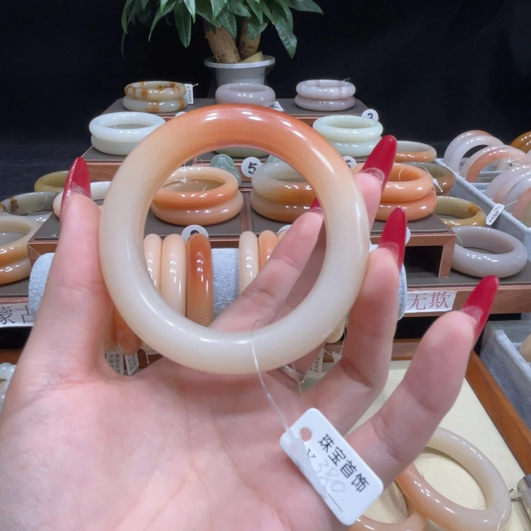 尔***。石英质玉未镶嵌手镯