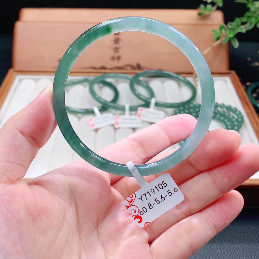 翡翠手镯（圆镯）未镶嵌