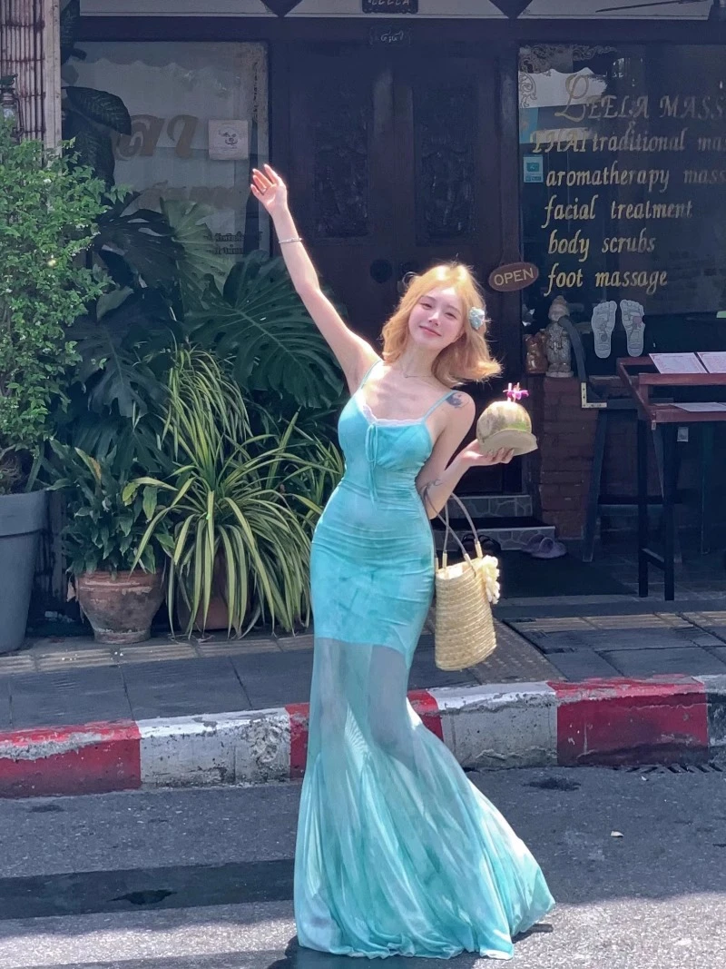 蕾丝拼接吊带连衣裙女夏季度假风修身鱼尾裙收腰网纱裙子包臀长裙
