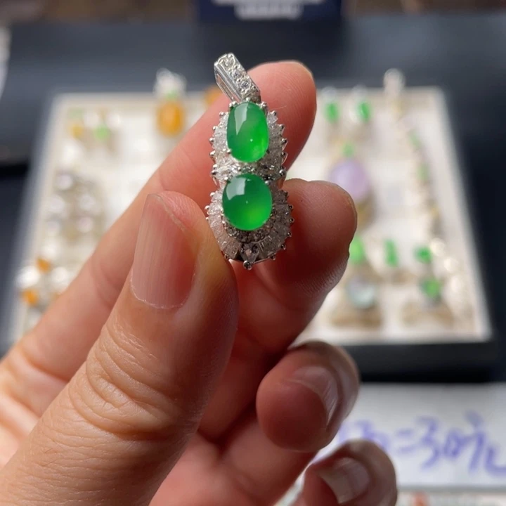 定制翡翠未镶嵌甜阳绿蛋面