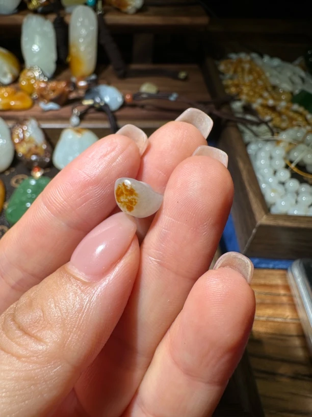 未镶嵌红皮白肉真皮真料无修白玉原石