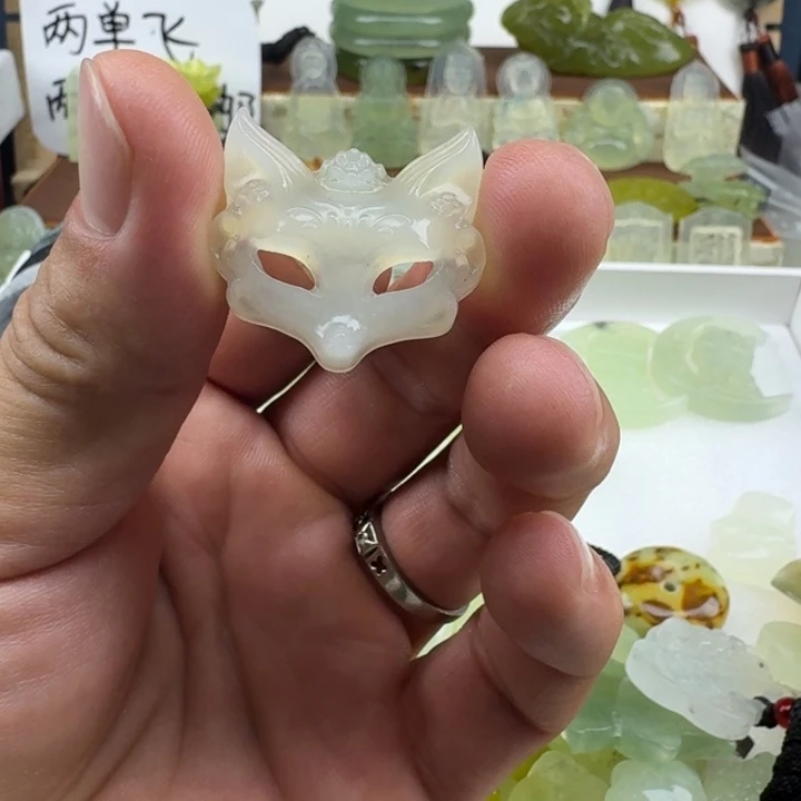 赵***？蛇纹石玉未镶嵌颈饰