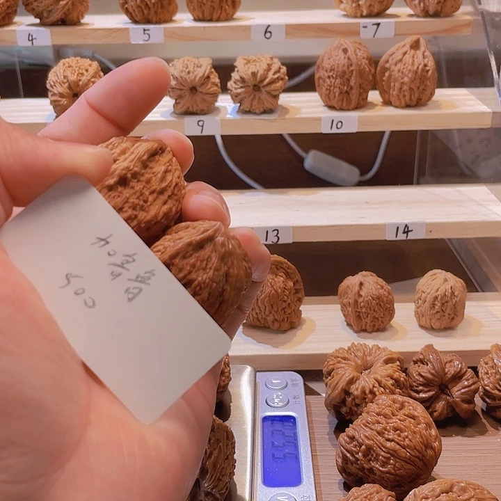 加***鲁文玩核桃把件鲸品南疆石核桃三棱有黄