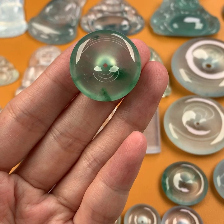 翡翠未镶嵌颈饰…..