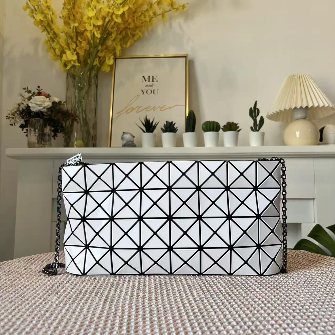 95新 Issey Miyake/三宅一生 白色单肩斜挎链条包