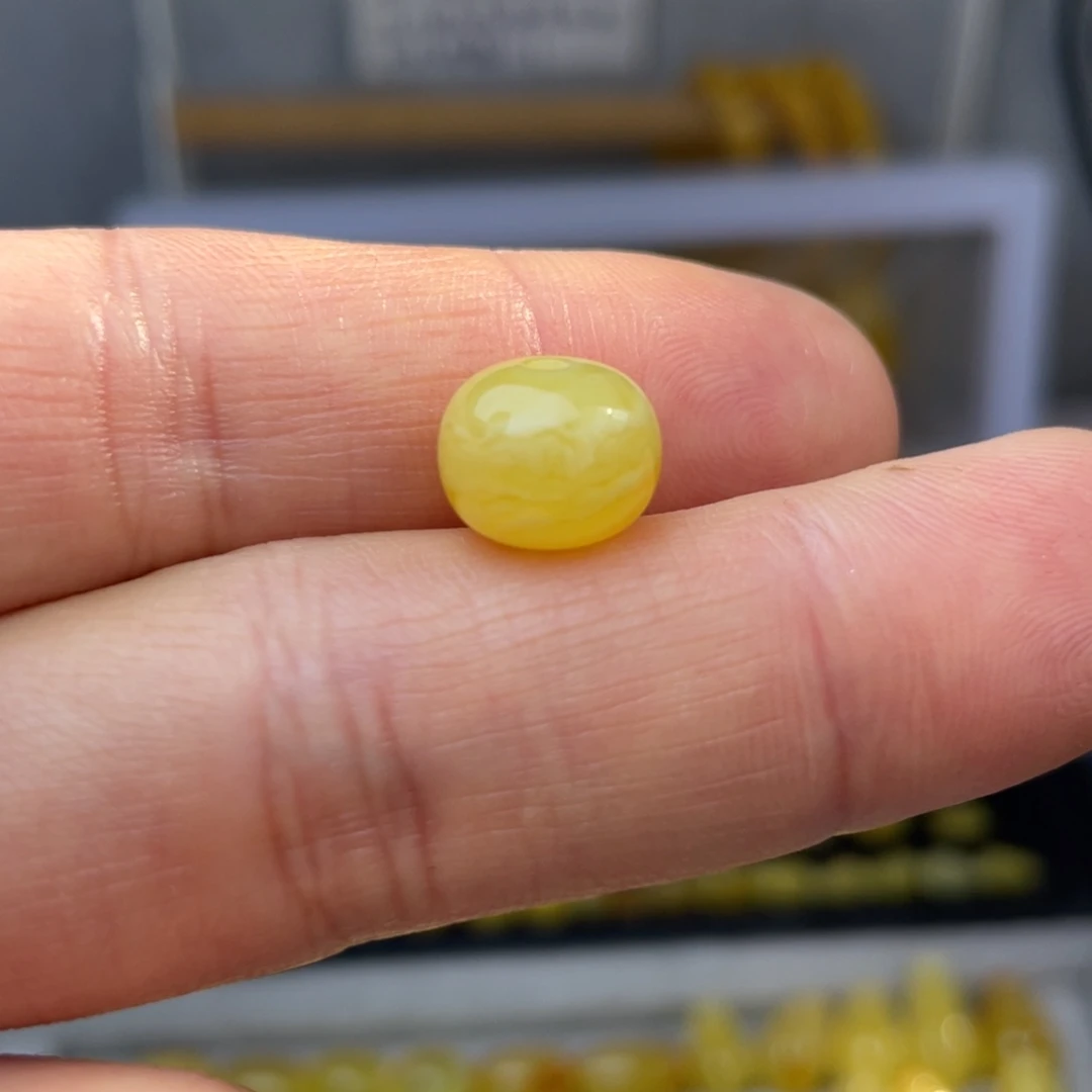 悠***是蜜蜡未镶嵌裸石老型珠约10.8毫米微瑕疵