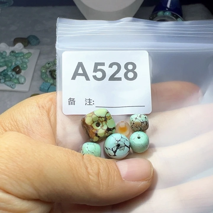 弹***娃非金属十堰原矿绿石头配饰