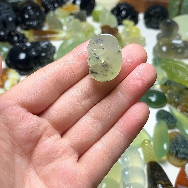 未镶嵌蛇纹石玉颈饰