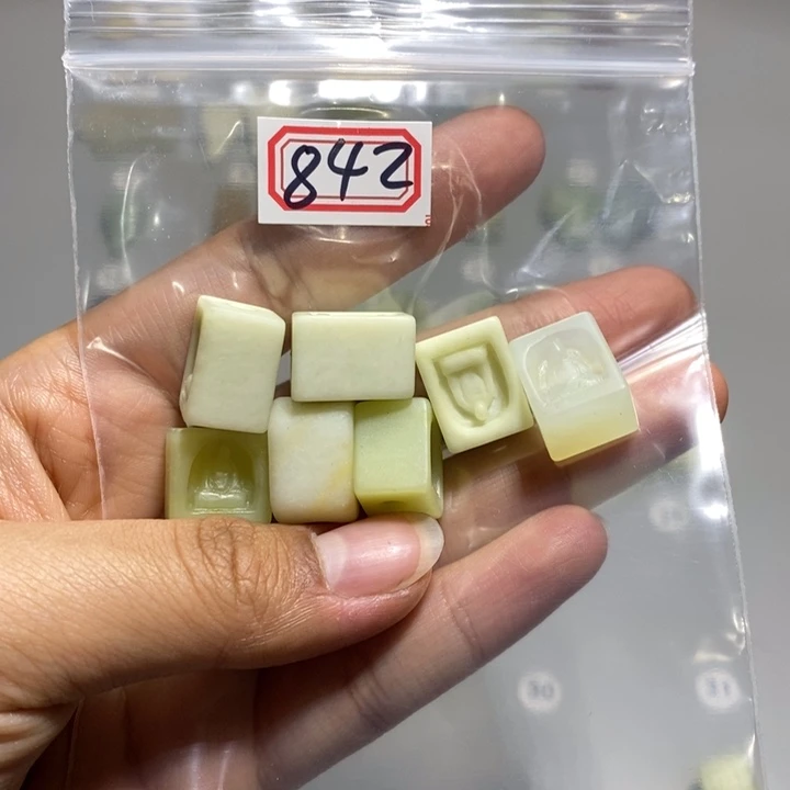 蛇纹石玉颈饰未镶嵌一*?