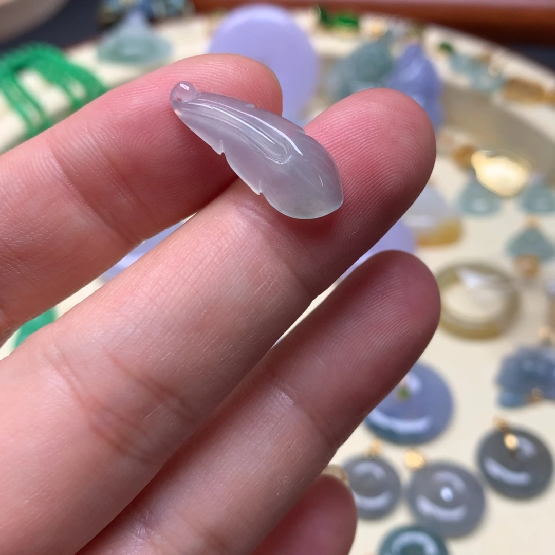 翡翠未镶嵌颈饰摸****挞翡翠羽毛