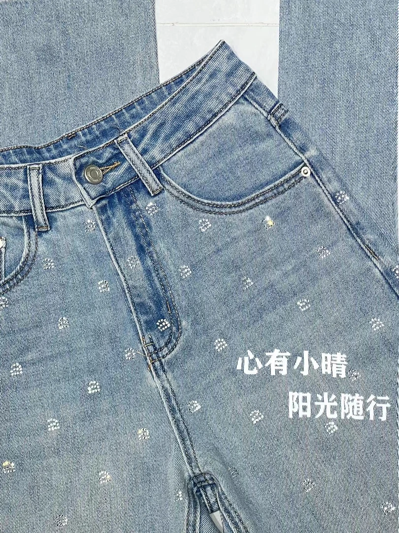 【妞妞】时尚烫钻设计感修身直筒牛仔裤 显瘦气质百搭02013