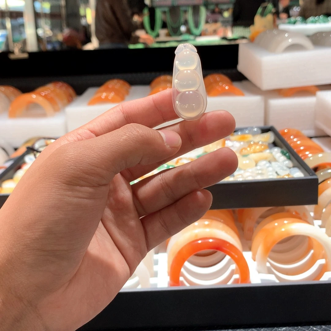 未镶嵌手镯石英质玉