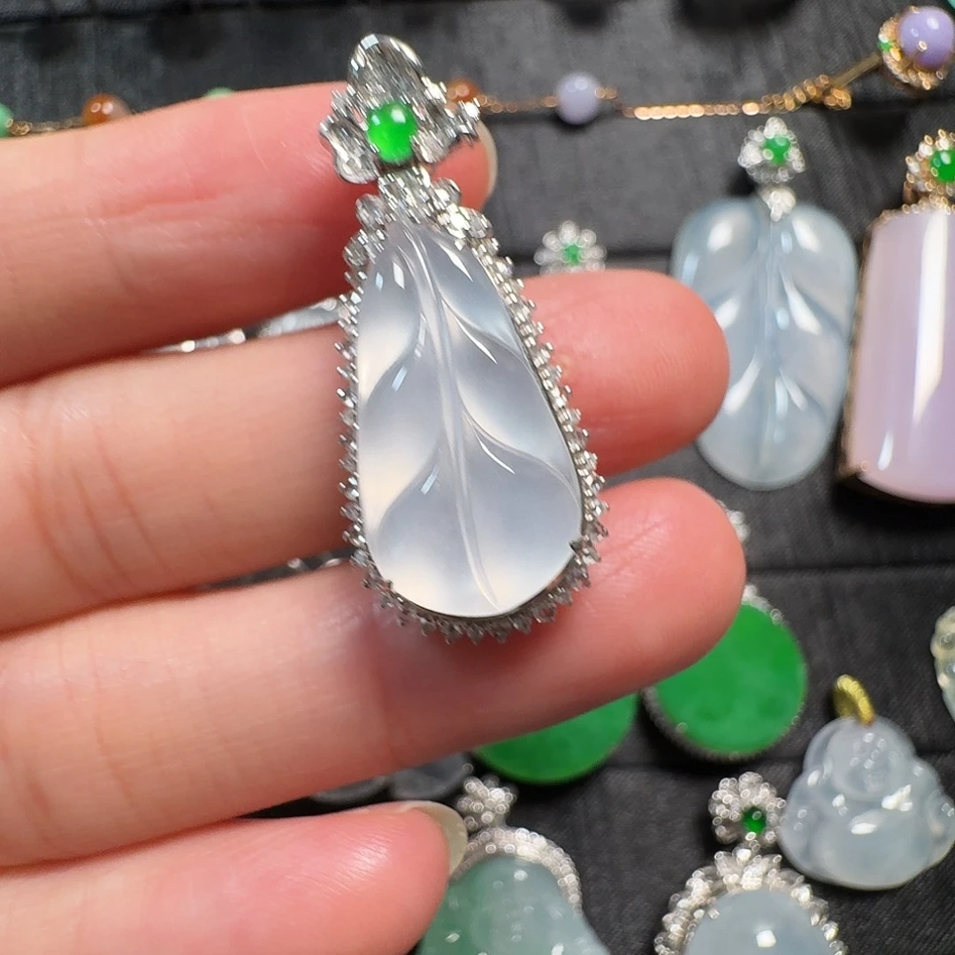 翡翠18K金镶嵌颈饰高冰树叶吊坠