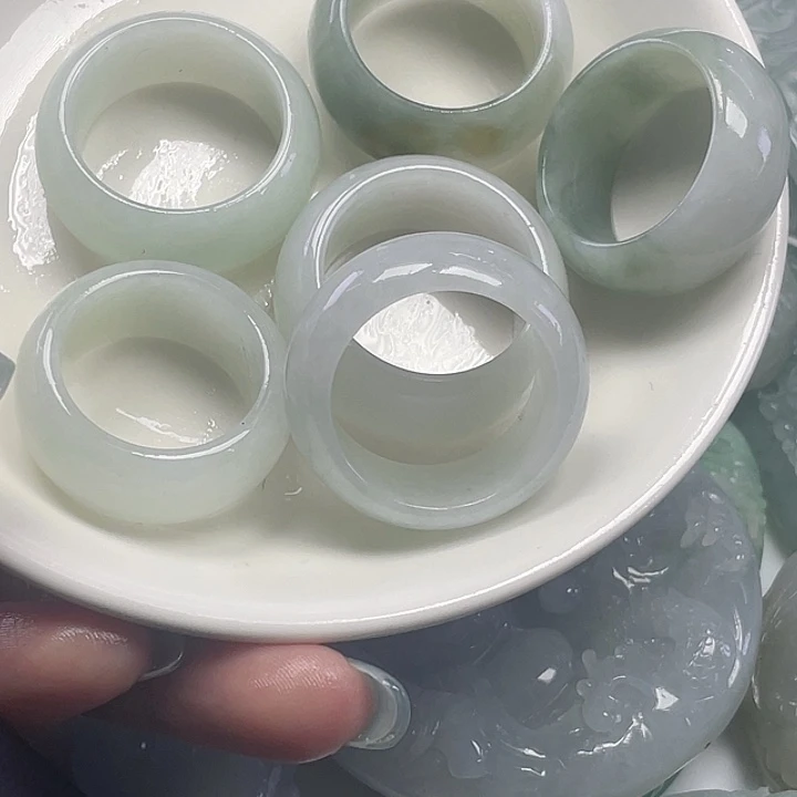 自***。翡翠未镶嵌颈饰26-7