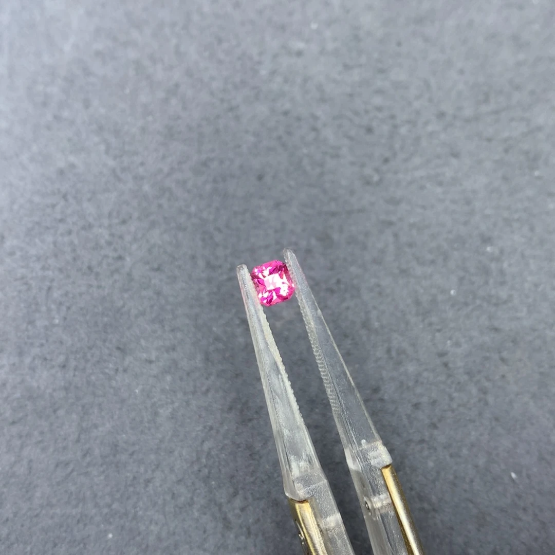 尖晶石裸石0.55ct热粉马亨盖尖晶石 CGl