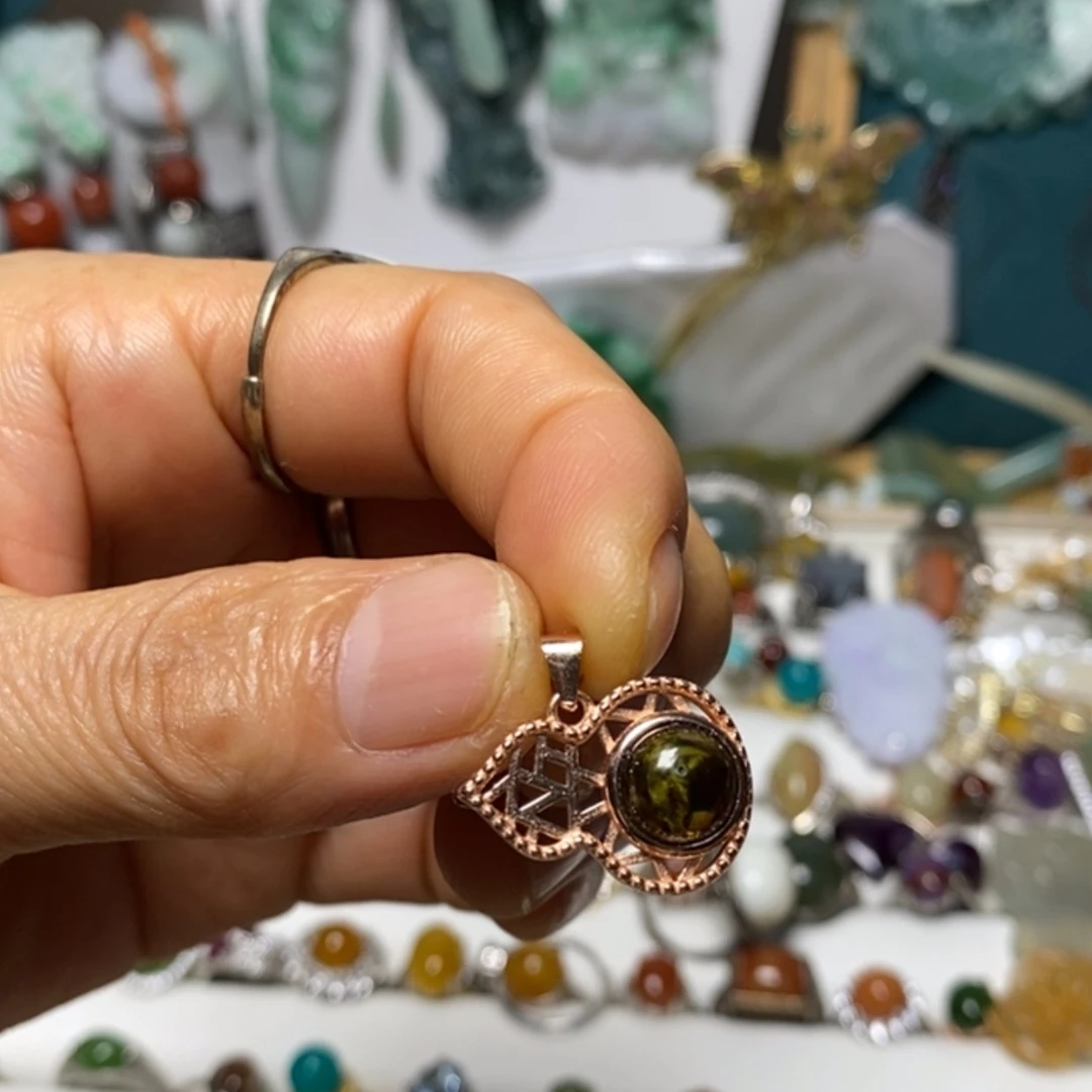 【闪购商品】翡翠吊坠(赠链)未镶嵌