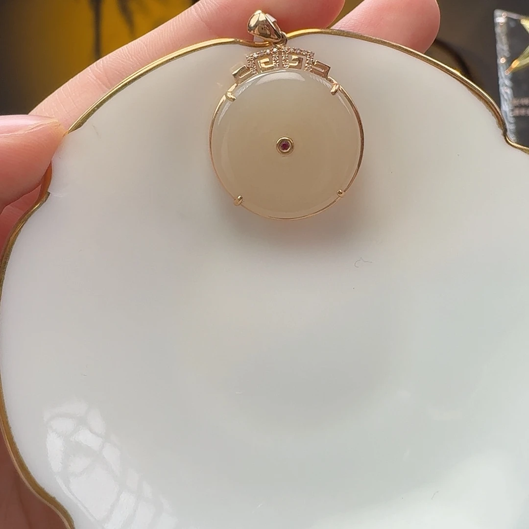 和田玉吊坠18K金镶嵌