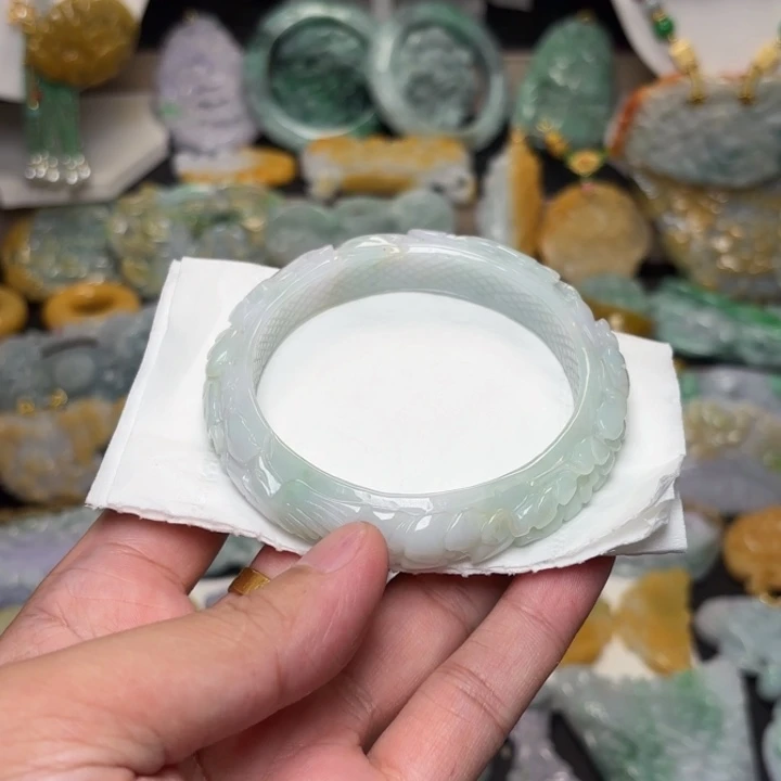 小***妈翡翠未镶嵌颈饰吊坠