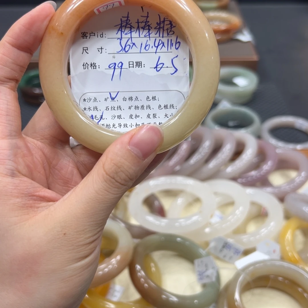 石英质玉手镯未镶嵌棒**?