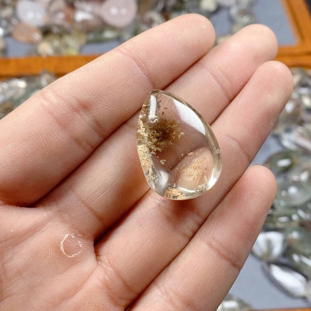 颈饰未镶嵌水晶66。