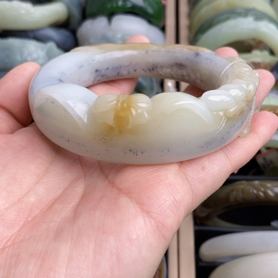 天***汹和田玉未镶嵌手镯60